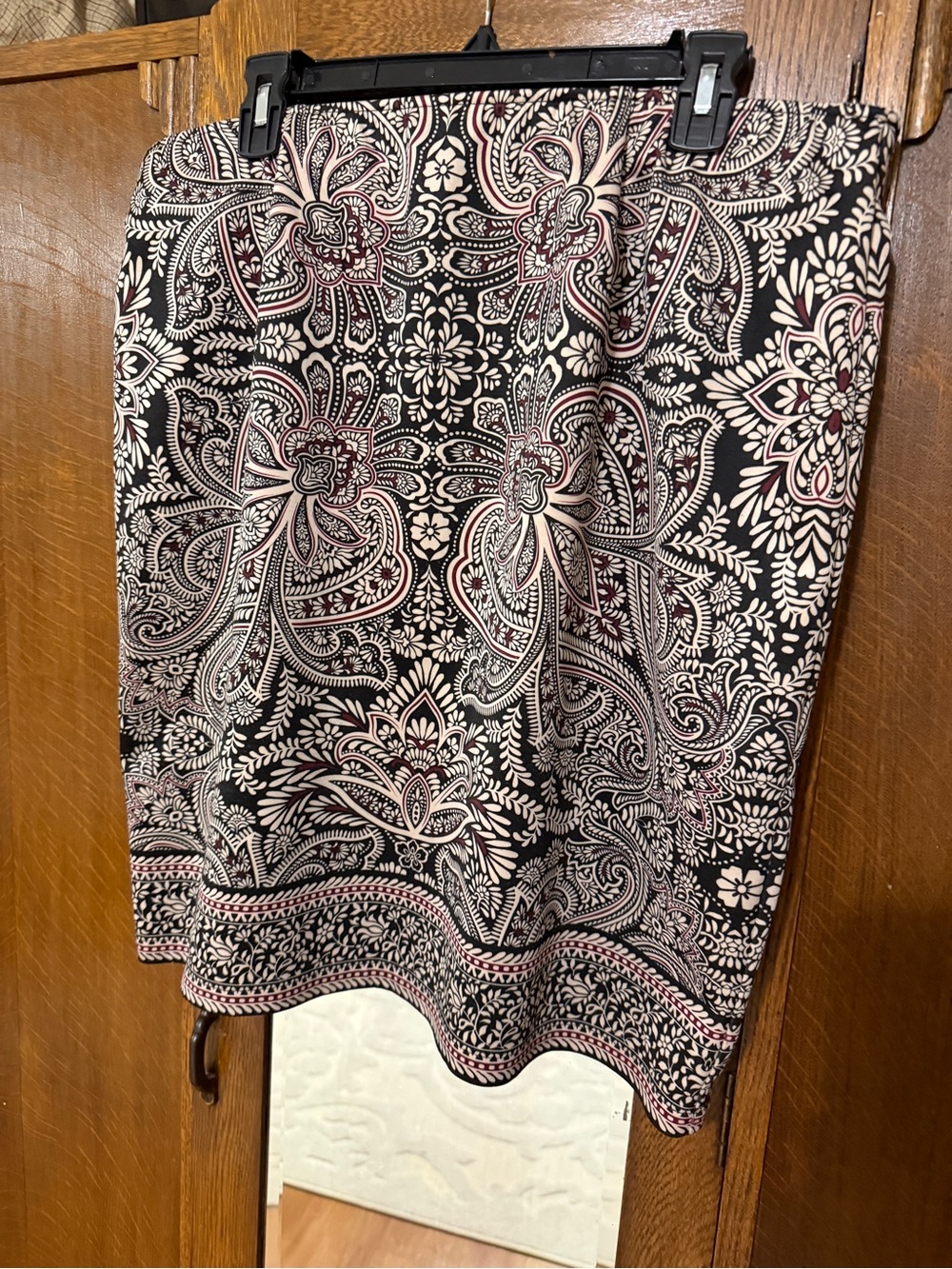 Valerie Stevens Black and Cream Pull-on Skirt with Maroon Accents, XL